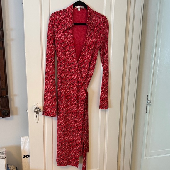 Diane Von Furstenberg Vintage Silk Red Patterned Long Sleeve Dress - Picture 3 of 9